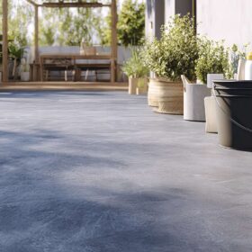 Pavimentazione esterna in cemento e resina trattata