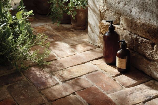 Pavimento in cotto da esterno pulito e protetto