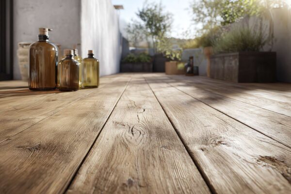 Decking in legno da esterno pulito e trattato in ambiente naturale