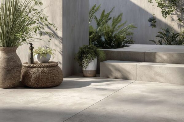 Pavimento in gres da esterno pulito e protetto, ambientazione naturale