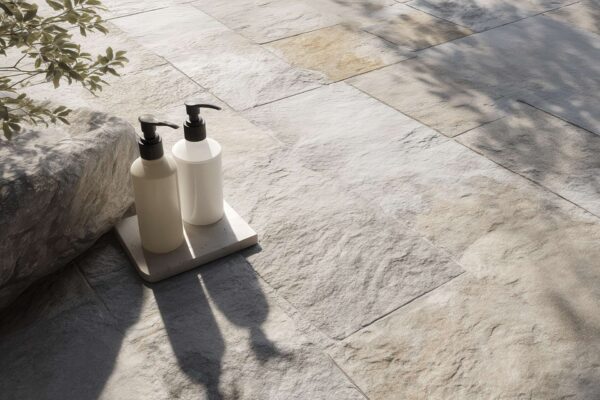 Pavimento in marmo o pietra naturale rustica da esterno pulito e protetto