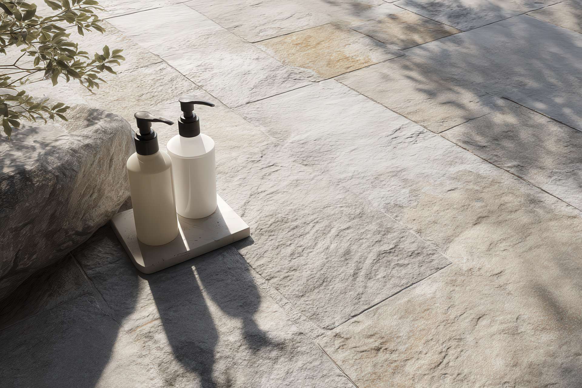 Pavimento in marmo o pietra naturale rustica da esterno pulito e protetto