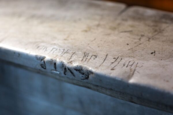 graffiti e scritte sul marmo