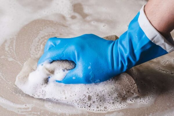 Pulire pavimenti molto sporchi come disincrostare