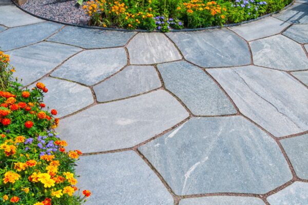 togliere il muschio dal pavimento esterno