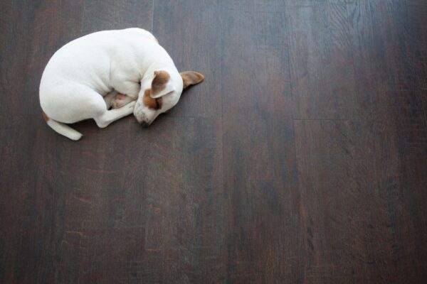 lavare il pavimento in gres porcellanato