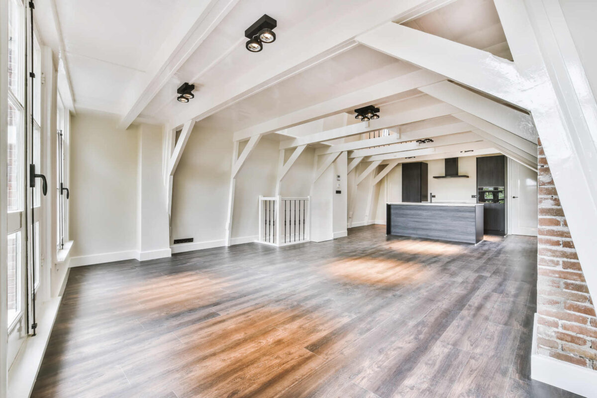 Pulizia profonda del parquet ingrigito o macchiato