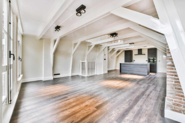 Pulizia profonda del parquet ingrigito o macchiato