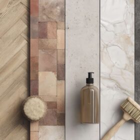 Vista zenitale di 5 superfici miste: legno, gres, cotto, cemento, marmo