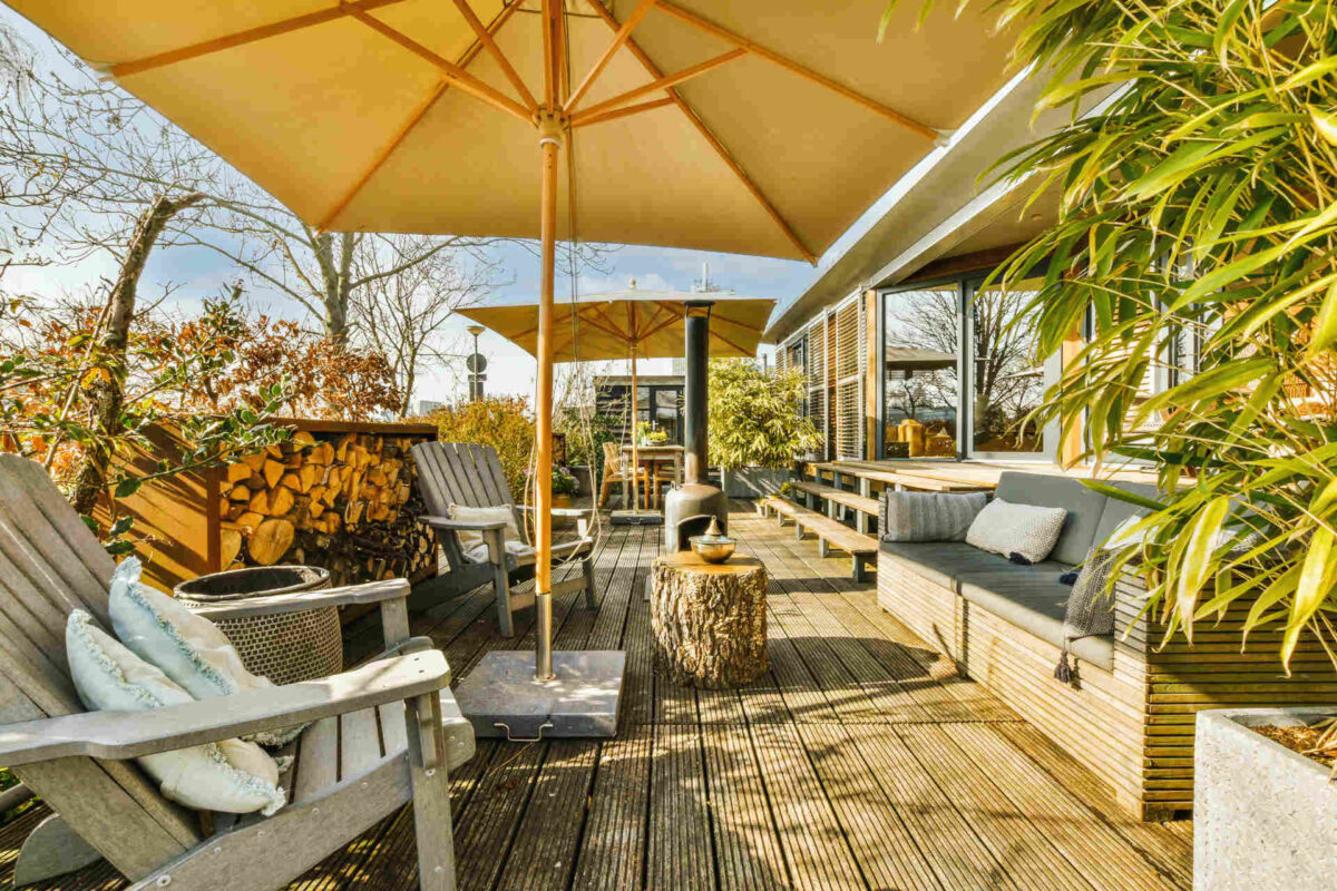 La manutenzione dei pavimenti esterni in autunno